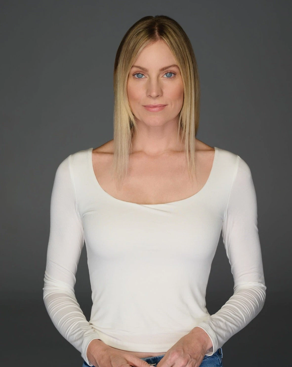 Top Billing Wavy 14" Topper by Raquel Welch | Mono Top Top Billing Wavy 14" Topper By Raquel Welch | Mono Top -Best Wig Shop RW TopBilling Model Before1